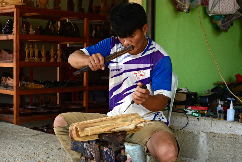 Holzschnitzer bei der Arbeit